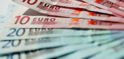 Soukromníci v zemích platících eurem si začali zase více půjčovat.