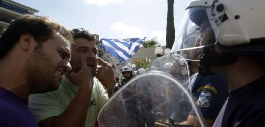 Řekové stále protestují proti úsporným reformám.