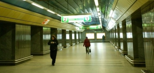 Provoz metra na Hlavním nádraží zastavil pád ženy do kolejiště.