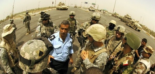 Vojáci USA zajišťují bezpečnost při šíítském svátku.
