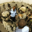 Vojáci USA zajišťují bezpečnost při šíítském svátku.