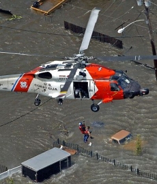 Po protržení hrází pomáhaly s evakuací vrtulníky (30. srpna 2005).