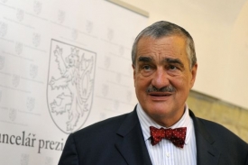 Schwarzenberg kritizuje Sarkozyho vyhošťování Romů.