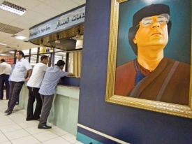 Kaddáfí je doma všudypřítomný (letiště v Tripolisu).