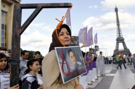 Demonstrace v Paříži na podporu odsouzené Sakineh.