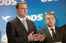 Petr Nečas na tiskové konferenci ODS po boku Petra Tluchoře (vpravo).