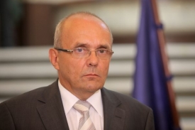 Ministr Jankovský musí propustit deset procent zaměstnanců.