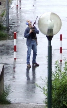 Útočník se zbraní v ulicích Bratislavy.