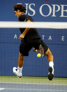 Roger Federer předvedl, že umí vrátit každý míček.