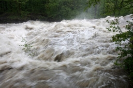 Řeky už hlásí třetí povodňový stupeň (ilustrační foto).