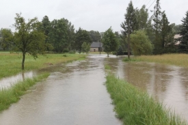 Severní Moravu zasáhly silné deště, které zvedly hladiny řek.