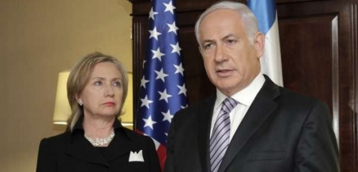 Premiér Netanjahu s Hillary Clintonovou po příletu do Washingtonu.
