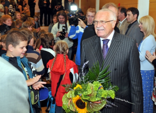 Václav Klaus se přijel podívat do základní školy T. G. Masaryka v Litomyšli, kde ho přivítali velkou kyticí.