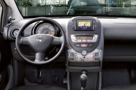 Interiér malého vozu Aygo modelového roku 2011.