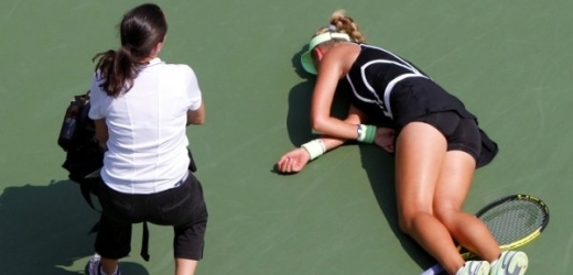 Běloruská tenistka Victoria Azaraneková zkolabovala během utkání.