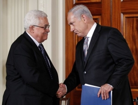 Mahmúd Abbás s izraelským premiérem Benjaminem Netanjahuem.