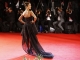 Okouzlující herečka Jessica Albová dorazila na promítání filmu Machete v černých šatech s vlečkou...