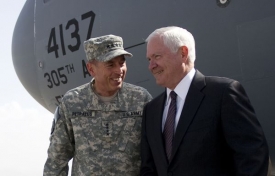Ministra obrany Gatese vítá v Afghánistánu generál Petraeus.