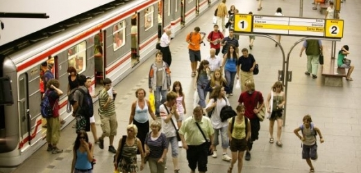 Pražské metro prodlouží provoz.