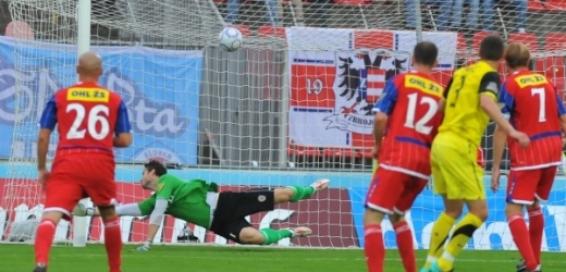 Fotbalisté Brna (v červeném) v zápase se Spartou.