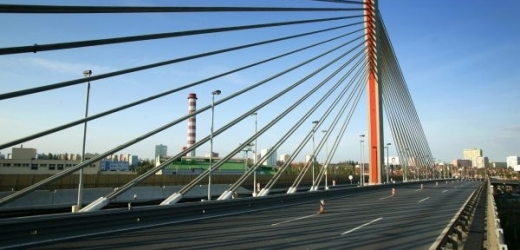 Lanový most v Praze je neprůjezdný (ilustrační foto).
