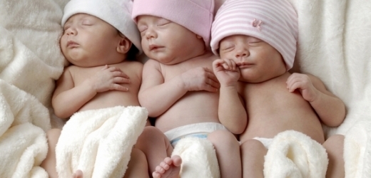 Devítinásobná matka porodila trojčata.