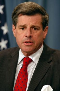 Paul Bremer velel americkým okupantům v letech 2003 a 2004.
