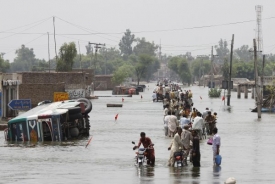 Obyvatelé opouštějí zatopený Muzaffargarh.