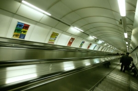 Na několika stanicích linky C se vyměňují i eskalátory.