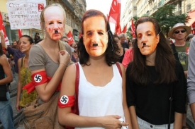 Demonstrace proti Sarkozyho politice.