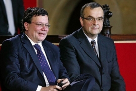 Ministr financí Miroslav Kalousek (vpravo) a šéf obrany Alexandr Vondra.