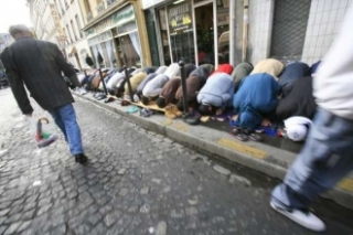 Muslimové se modlí během ramadánu v Paříži.