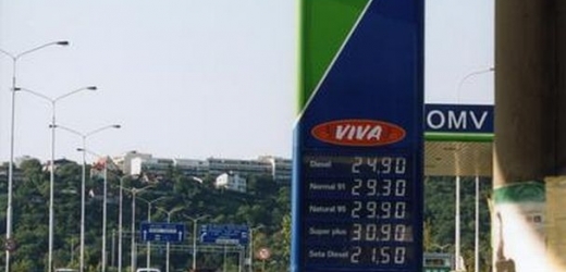 Ceny pohonných hmot pokračují v mírném poklesu.