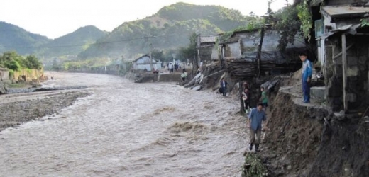 Severní Koreu postihly záplavy, žádá Soul o pomoc.