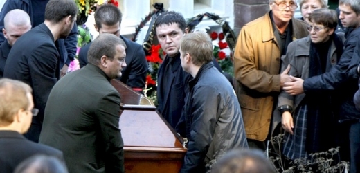 Přátelé nesou rakev opozičního novináře Olega Bebenina.