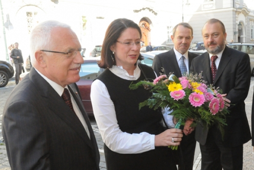 Prezidenta vítala před sněmovnou její předsedkyně Němcová.