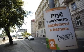 Plakáty proti bezdomovcům se objevily v Praze 5.
