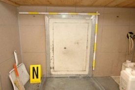 Za těmito dveřmi se skrývalo Nataschino vězení.