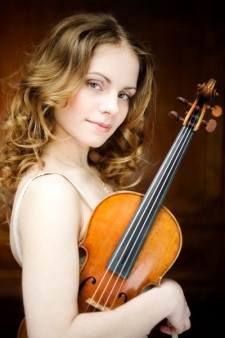 Julia Fischerová je nejen znamenitá pianistka, ale i vynikající houslistka.