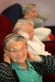 Alzheimerova choroba se u žen projevuje později a má rychlejší průběh.