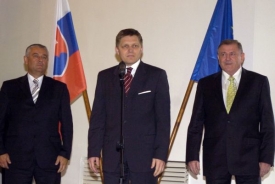 Ján Slota (vlevo) posílal Ficovi jednoho nevyhovujícího ministra za druhým.