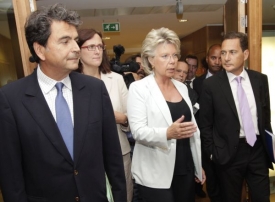 Francouzští ministři Besson a Lellouche řeší romskou otázku s eurokomisařkami Redingovou a Malmströmovou.