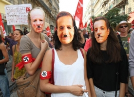 Demonstranti v Marseille přirovnali prezidenta Sarkozyho a jeho ministry k nacistům.