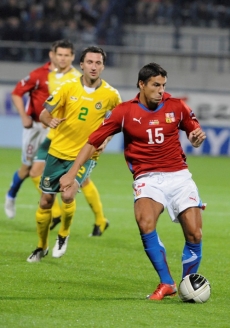 Milan Baroš v zápase s Litvou.