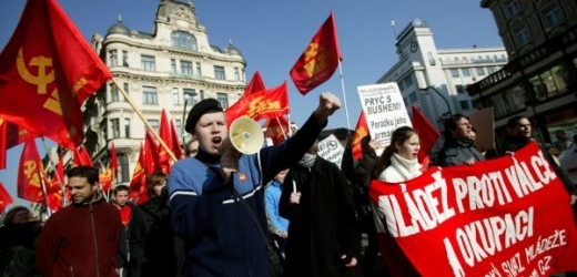 Komunistická mládež odmítá uznat vinu ruské armády v Katyni.