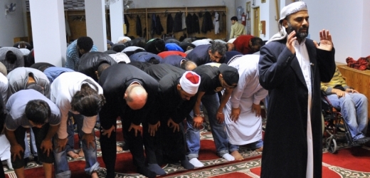 Muslimové v modlitebně v pražských Kyjích.