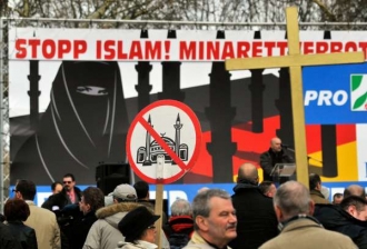 Demonstrace proti mešitě v německém Duisburgu.