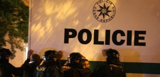 Policie zatkla muže, který mířil maketou zbraně na tunel v Plzni. (Ilustrační foto)