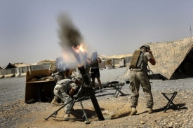 Američtí vojáci ostřelují talibance minometem.