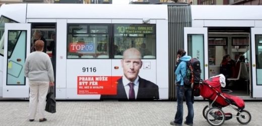 Volební tramvají přijel zahájit kampaň i Schwarzenberg.